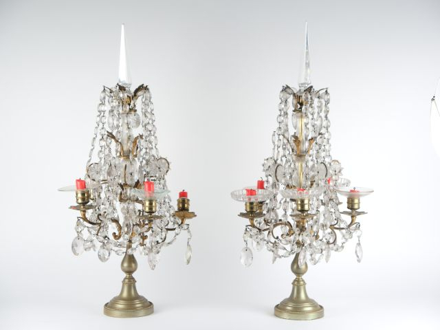 Paire de girandoles à pampilles, en bronze et cristal, éclairant à 5 l