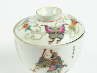 Pot couvert en porcelaine de Chine à décor de personnages et de callig