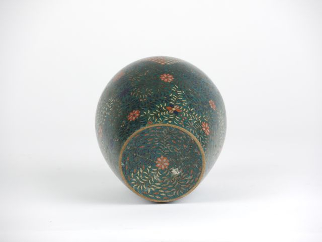 Vase ovoïde Extrême-Orient en émaux cloisonnés