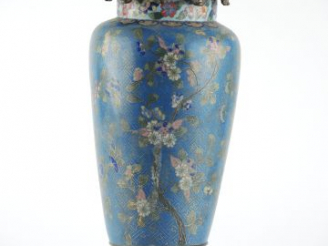 Vente aux enchères Lampe de style Extrême-Orient en bronze et émail cloisonné, à décor de