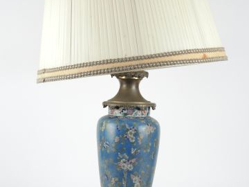 Lampe de style Extrême-Orient en bronze et émail cloisonné, à décor de