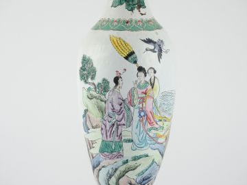 	Lampe en émail polychrome, à décor de personnages