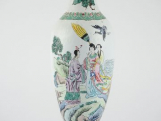 Vente aux enchères 	Lampe en émail polychrome, à décor de personnages