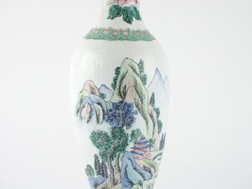 	Lampe en émail polychrome, à décor de personnages
