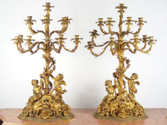 Vente aux enchères Paire de grands candélabres Napoléon III en bronze doré, à décor en ro