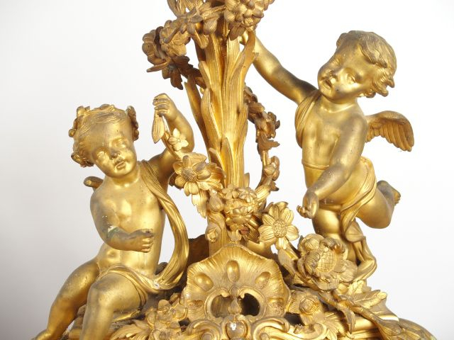 Paire de grands candélabres Napoléon III en bronze doré, à décor en ro