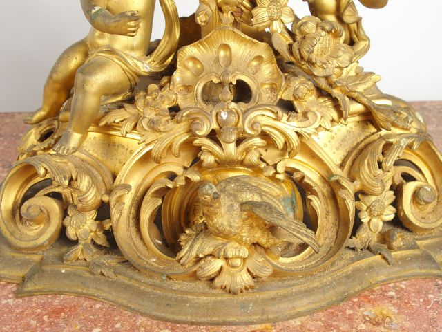 Paire de grands candélabres Napoléon III en bronze doré, à décor en ro