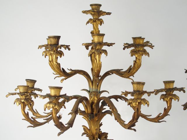 Paire de grands candélabres Napoléon III en bronze doré, à décor en ro