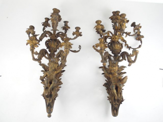 Vente aux enchères Paire de grandes appliques Napoléon III en bronze doré, à décor d'amou