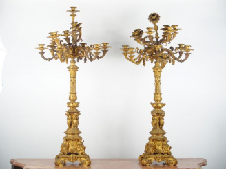 Vente aux enchères Paire de candélabres Napoléon III en bronze doré, à décor de quatre év