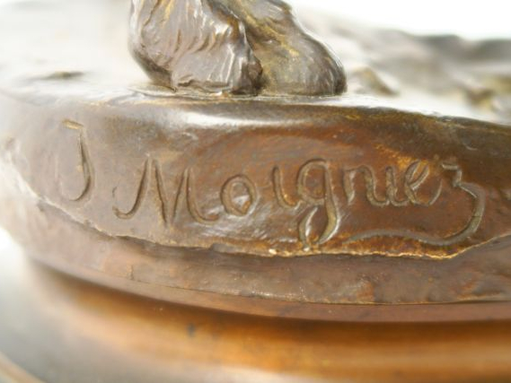 MOIGNIEZ .'Epagneul rapportant un faisan'. Grand bronze à patine brune