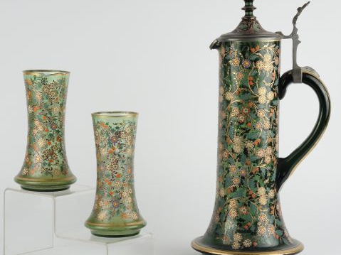 Verseuse et deux verres 1900 en cristal, à décor émaillé de fleurs pol