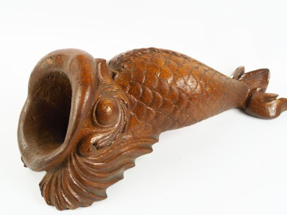 Grand dauphin en chêne sculpté de style Régence. Hauteur : 60 cm