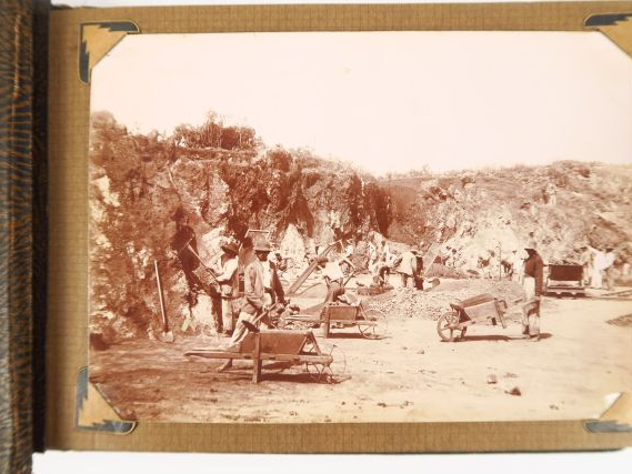 Album début XIXème de 19 photographies sur la Nouvelle Calédonie
