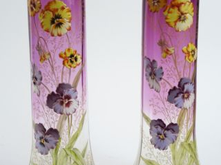 Paire de vases Napoléon III en cristal émaillé à décor de fleurs polyc