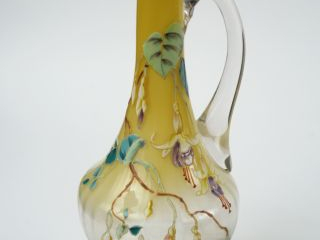 Verseuse fin XIXème à décor émaillé de fleurs polychromes sur fond tra