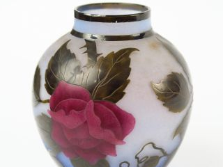 Petit vase Art Nouveau en verre émaillé à décor de fleurs, signé Nancé