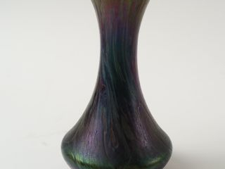Soliflore 1900 autrichien en verre irisé. H. 16 cm