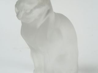 LALIQUE. Sujet en cristal 'chat assis'. Signé. H. 21 cm