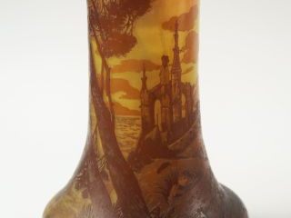 DEVEZ. Vase en verre gravé en camée à l'acide à décor de paysage lacus