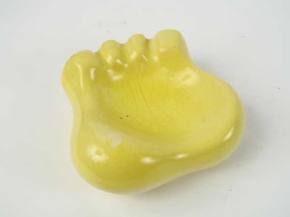 JOUVE. Cendrier 'patte d'ours' en céramique jaune jonquille