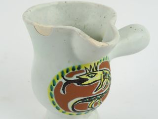 CAPRON. Verseuse en céramique polychrome à décor de salamandre (égrenu