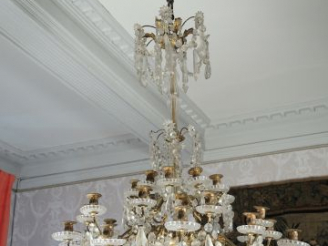 Vente aux enchères Grand lustre à pampilles en bronze et cristal, trois couronnes de lumi