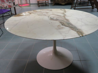 Vente aux enchères Saarinen. Table de salle à manger en marbre 'Arabescato' et fonte d'al