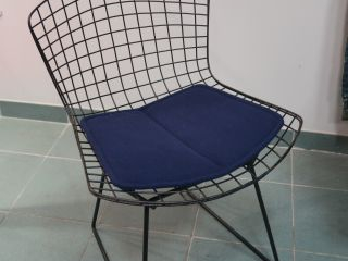 Vente aux enchères Bertoia. Suite de 6 chaises en acier poli noir