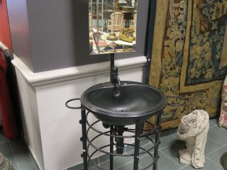 Vente aux enchères Philippe Starck. Paire de cabinets de toilette Lola Herzburg pour Raps