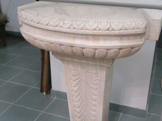 Bassin de fontaine sur pied en ciment à décor de feuillage et de godro