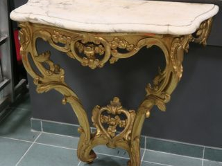 Console Louis XV en bois sculpté et doré à décor de feuillage et de fl