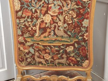 	Pare-feu de style Louis XV en bois sculpté et doré, décor feuillagé, 