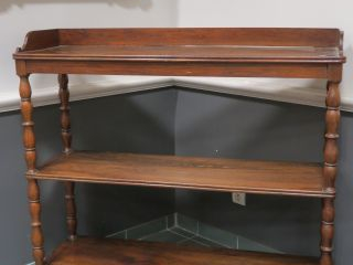 Vente aux enchères Paire de dessertes Restauration en noyer, à trois plateaux