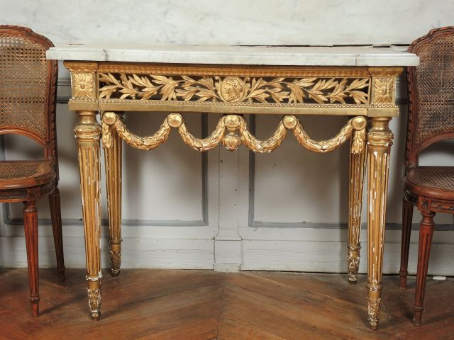 	Console Louis XVI en bois sculpté et doré à quatre pieds cannelés, à 