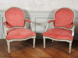 Vente aux enchères Paire de fauteuils Transition Louis XV-Louis XVI en bois laqué gris et