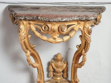 	Console Louis XV en bois sculpté et doré, à décor ajouré de rocailles