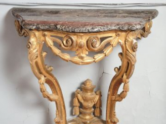Vente aux enchères 	Console Louis XV en bois sculpté et doré, à décor ajouré de rocailles