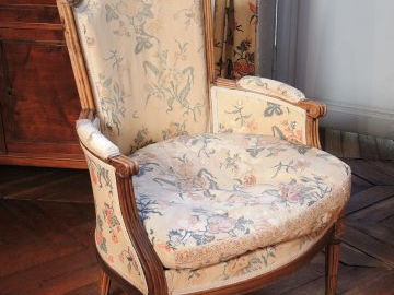 	Mobilier de salon de style Louis XVI en noyer mouluré, comprenant une