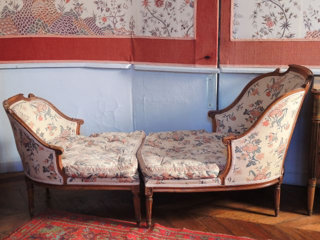 	Mobilier de salon de style Louis XVI en noyer mouluré, comprenant une