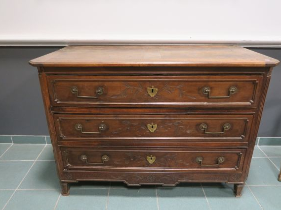 	Commode Louis XVI en noyer, ouvrant à trois tiroirs en façade, dessus