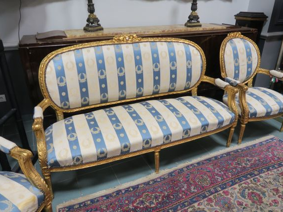Mobilier de salon de style Louis XVI en bois sculpté et doré comprenan