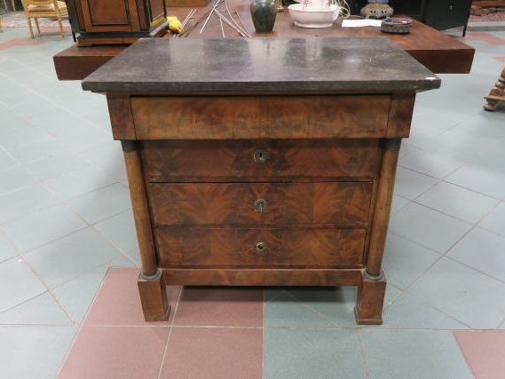 Commode Empire en acajou et placage d'acajou, dessus marbre noir