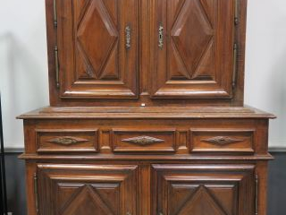 Buffet deux corps Louis XIII en noyer mouluré, ouvrant à quatre portes