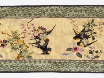 Un Kimono et deux soies brodées du Japon