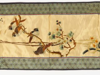 Un Kimono et deux soies brodées du Japon