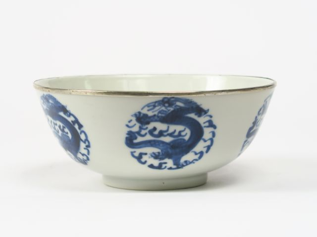 Bol cerclé de métal en porcelaine bleu de Hué à décor de 5 médaillons 