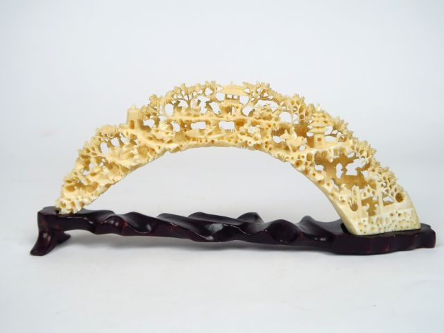 2 sujets en ivoire sculpté de Canton. Dim. 11 cm et 21 cm Poids : 188 