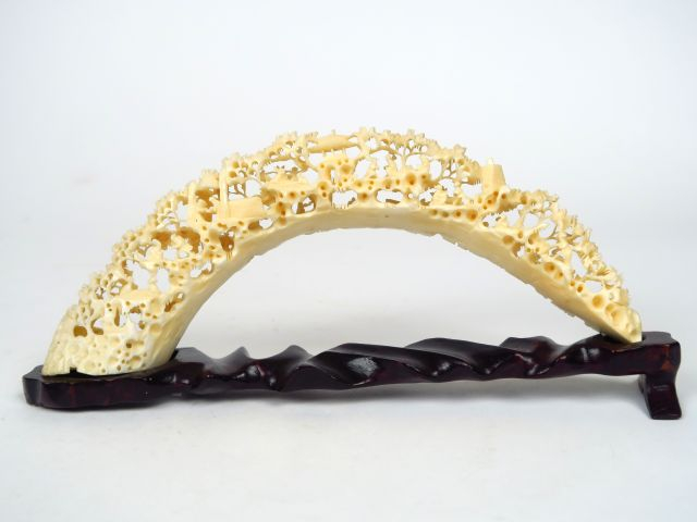 2 sujets en ivoire sculpté de Canton. Dim. 11 cm et 21 cm Poids : 188 