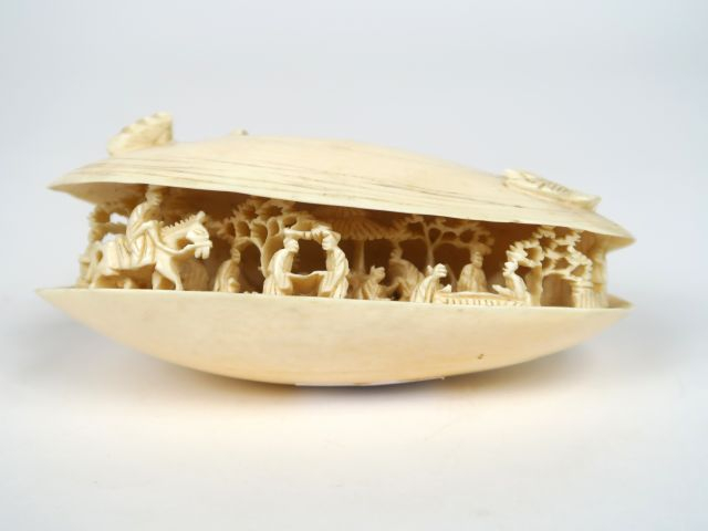 2 sujets en ivoire sculpté de Canton. Dim. 11 cm et 21 cm Poids : 188 